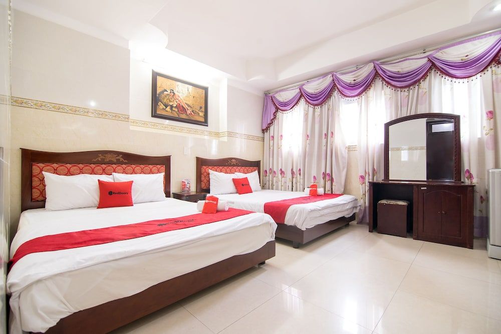 RedDoorz near Tan Son Nhat Airport Family Room 8
