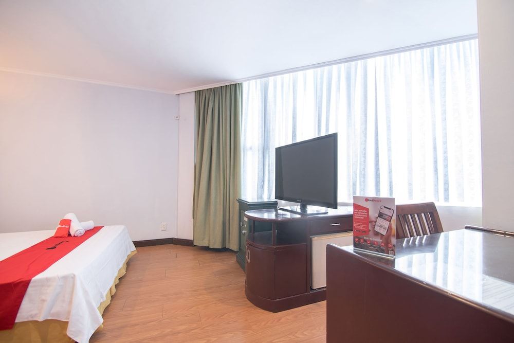 undefined RedDoorz Plus near Van Mieu Quoc Tu Giam 4