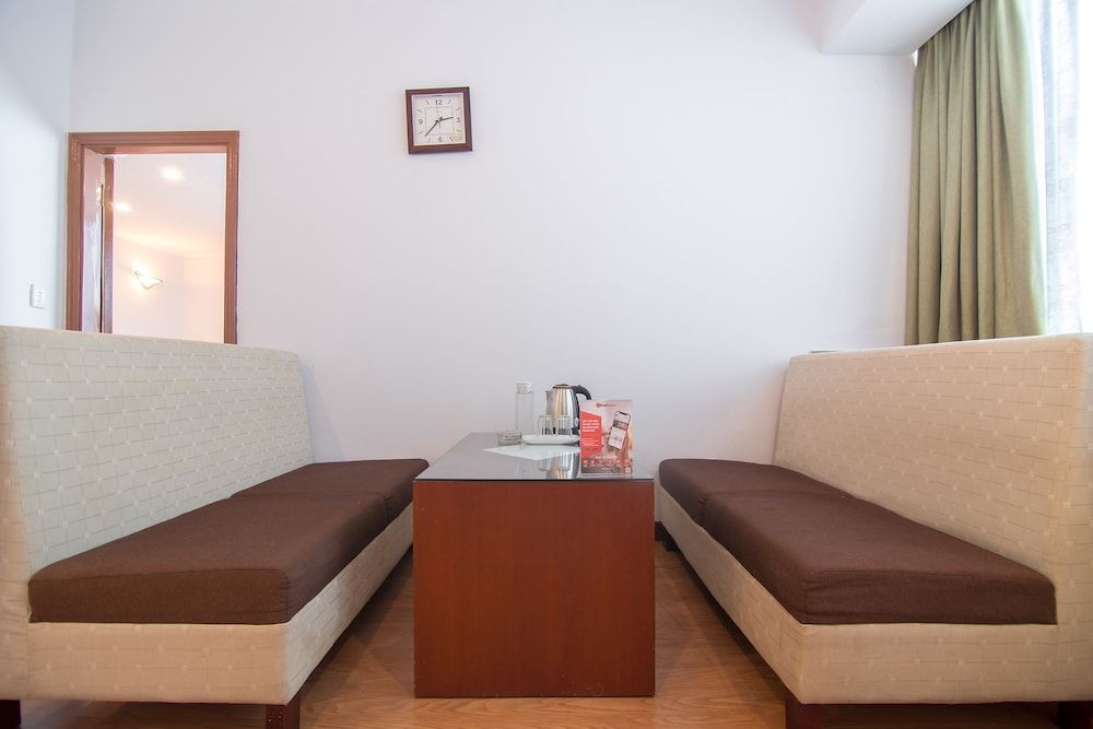 undefined RedDoorz Plus near Van Mieu Quoc Tu Giam 2