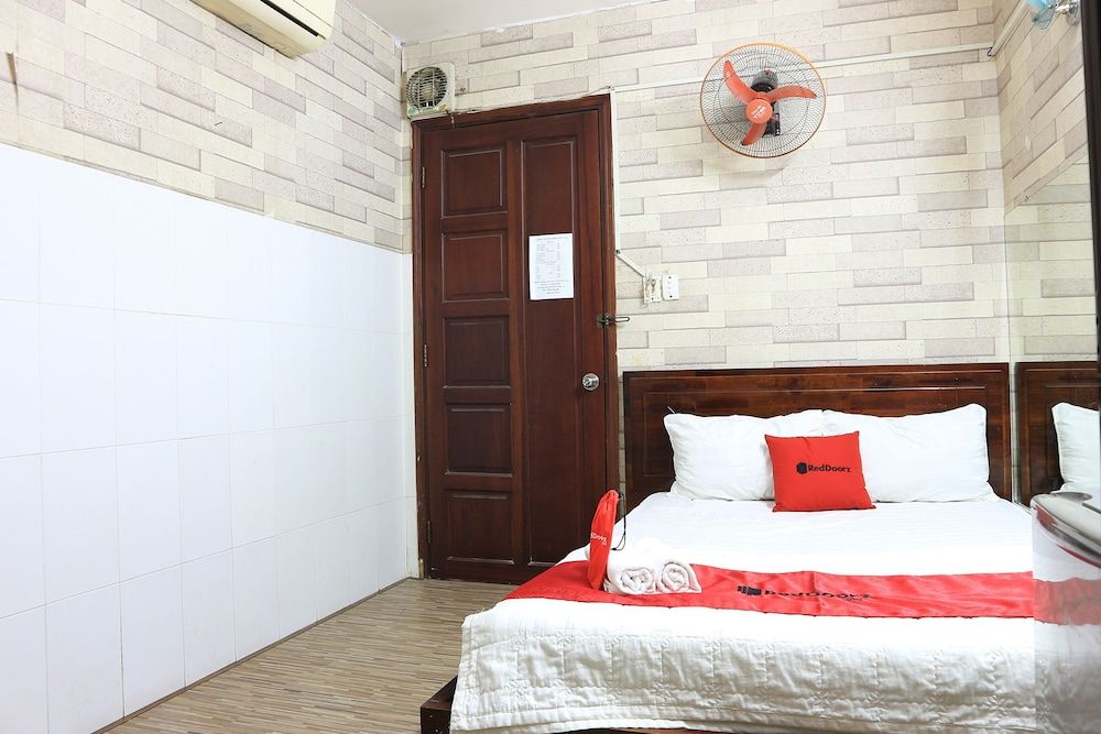 RedDoorz @ Cong Hoa Street Standard Room 3