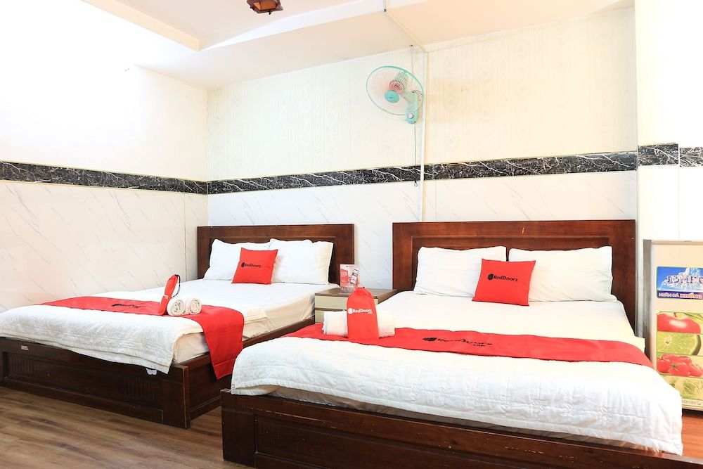 RedDoorz @ Cong Hoa Street Family Room 5
