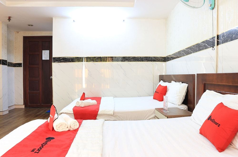 RedDoorz @ Cong Hoa Street Family Room 6