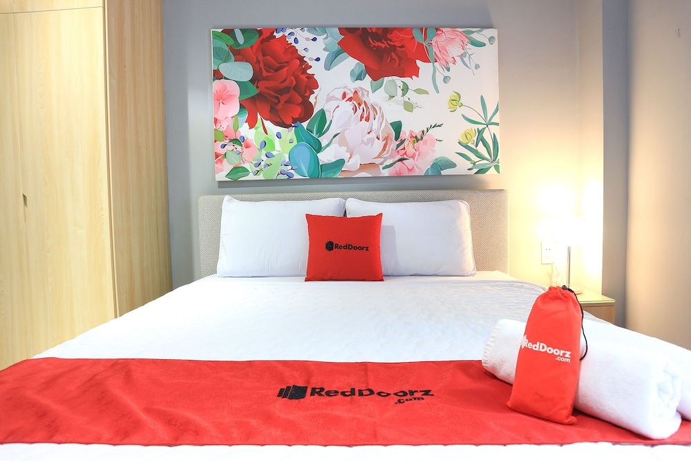 undefined RedDoorz Plus @ Le Van Sy Street 2 6