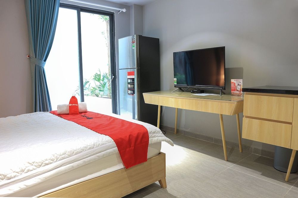 undefined RedDoorz Plus @ Le Van Sy Street 2 7