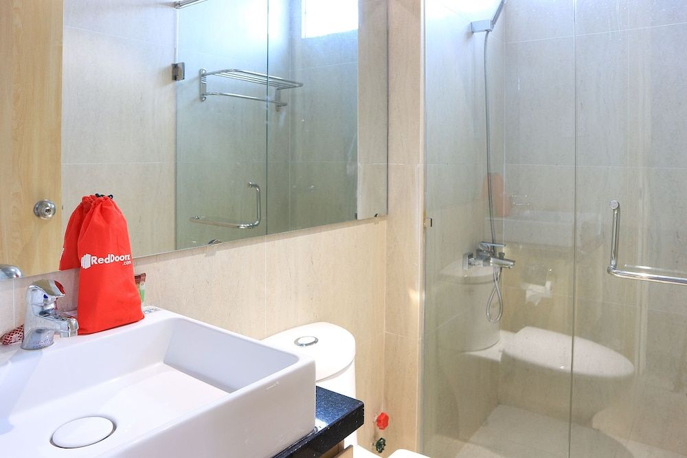 RedDoorz Plus @ Le Van Sy Street 2 Superior Room 2