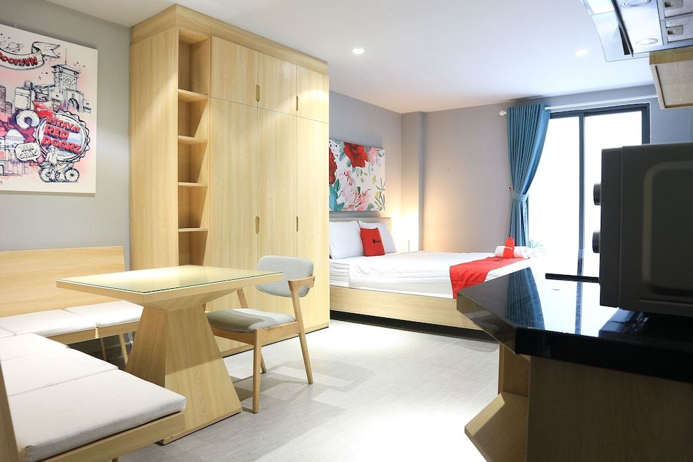 undefined RedDoorz Plus @ Le Van Sy Street 2 2