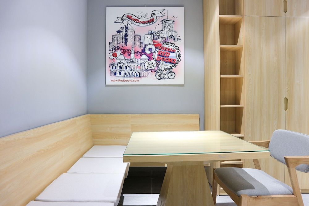 undefined RedDoorz Plus @ Le Van Sy Street 2 5