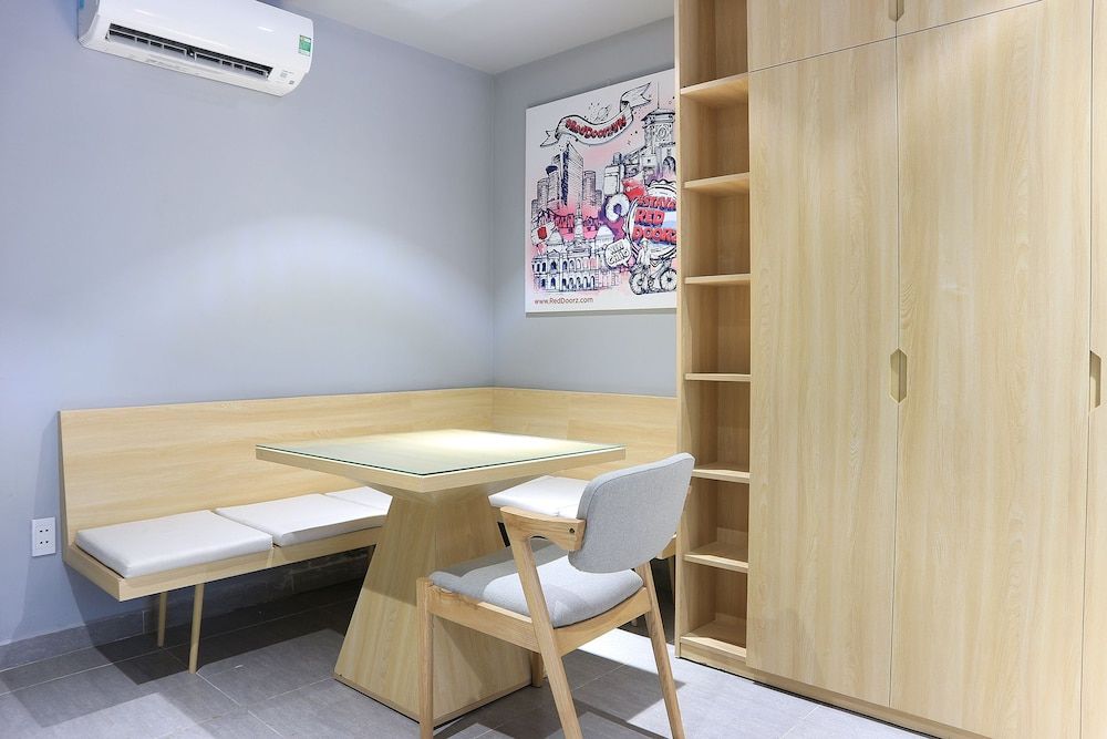 undefined RedDoorz Plus @ Le Van Sy Street 2 8