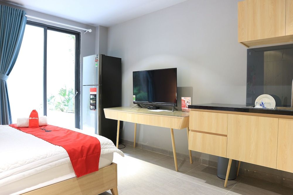 undefined RedDoorz Plus @ Le Van Sy Street 2