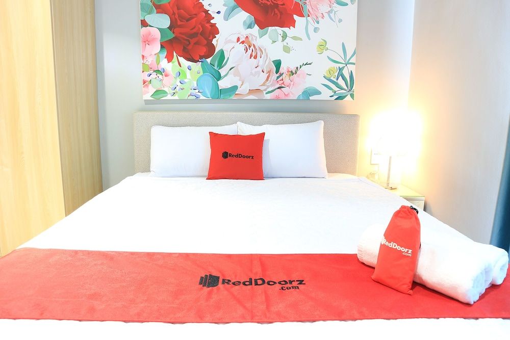 RedDoorz Plus @ Le Van Sy Street 2 Deluxe Room 3