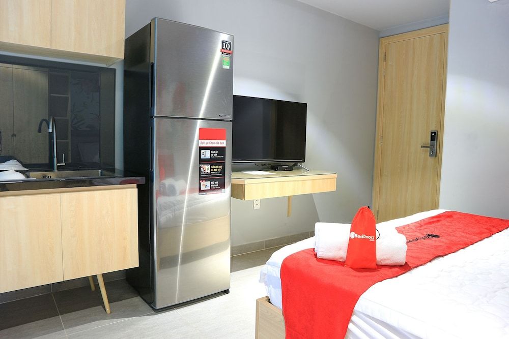 RedDoorz Plus @ Le Van Sy Street 2 Superior Room 4