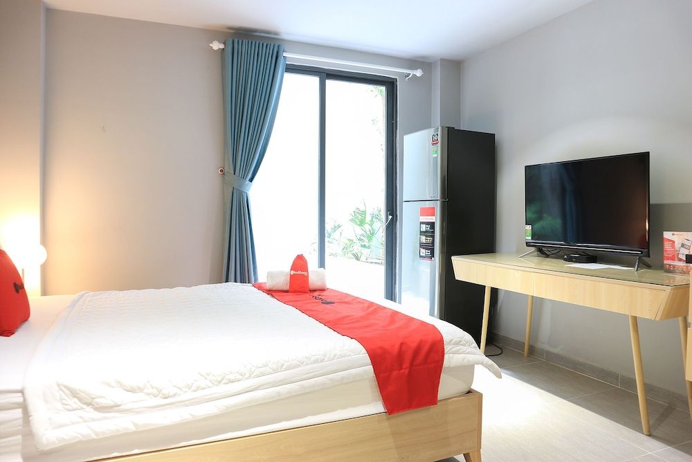 undefined RedDoorz Plus @ Le Van Sy Street 2 3