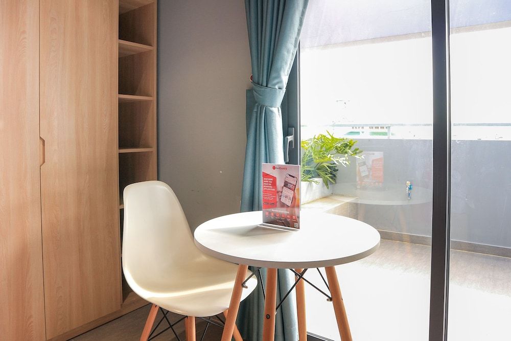 RedDoorz Plus @ Le Van Sy Street 2 Superior Room