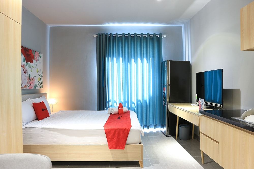 RedDoorz Plus @ Le Van Sy Street 2 Deluxe Room