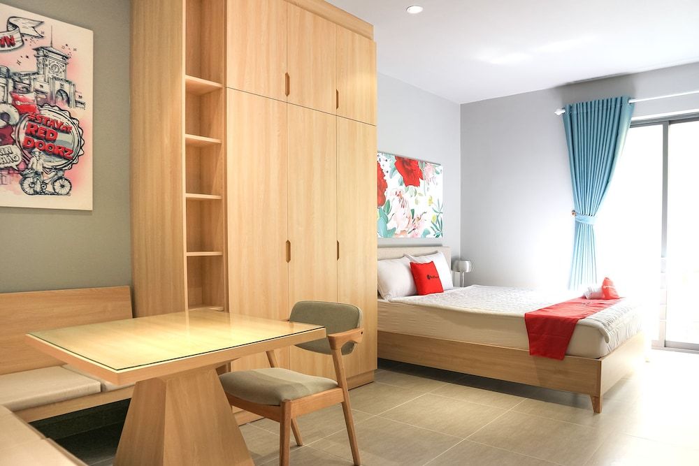 RedDoorz Plus @ Le Van Sy Street 2 Deluxe Room 6