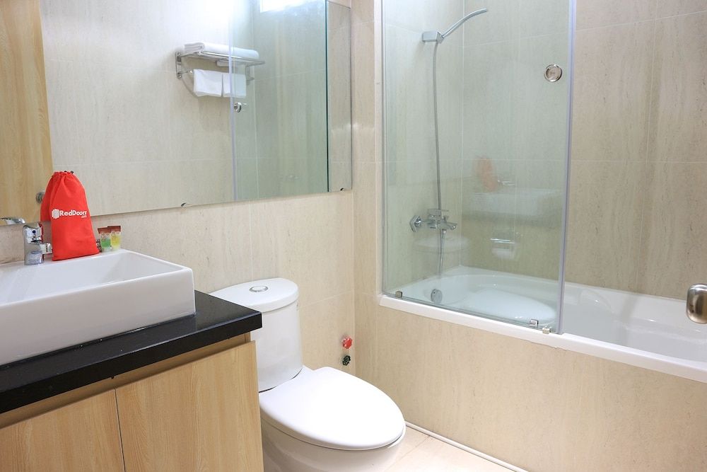 undefined RedDoorz Plus @ Le Van Sy Street 2 10