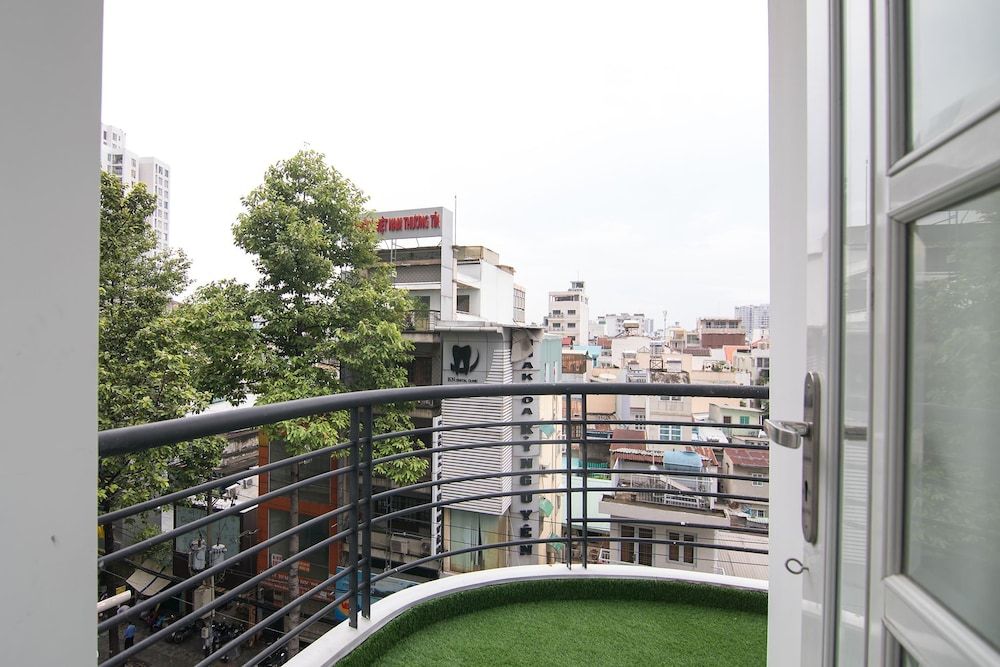 RedDoorz Plus @ Tran Quang Khai Street Superior Room 11