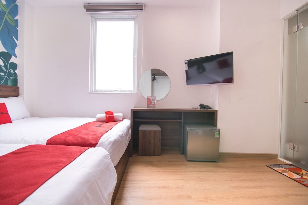 RedDoorz Plus @ Tran Quang Khai Street Family Room 3