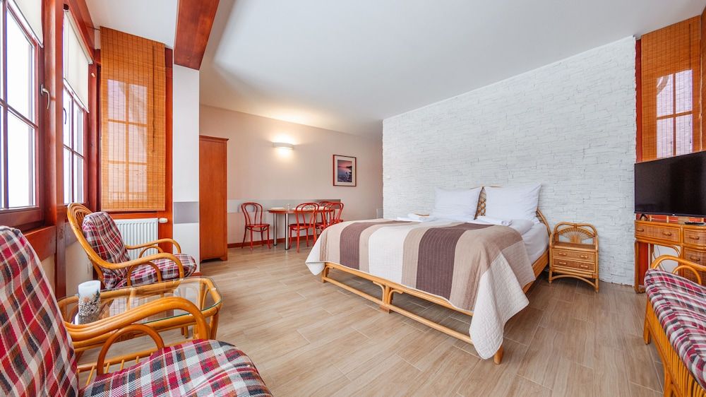 Studio Suite (111)