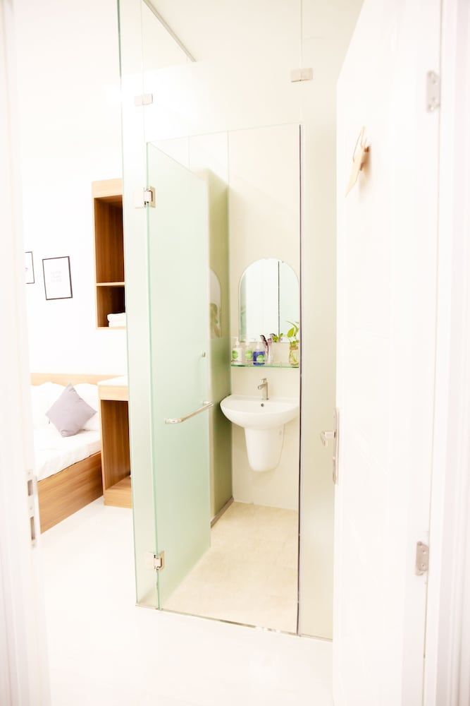 Hello Saigon Homestay Deluxe Double Room, 1 Queen Bed 6