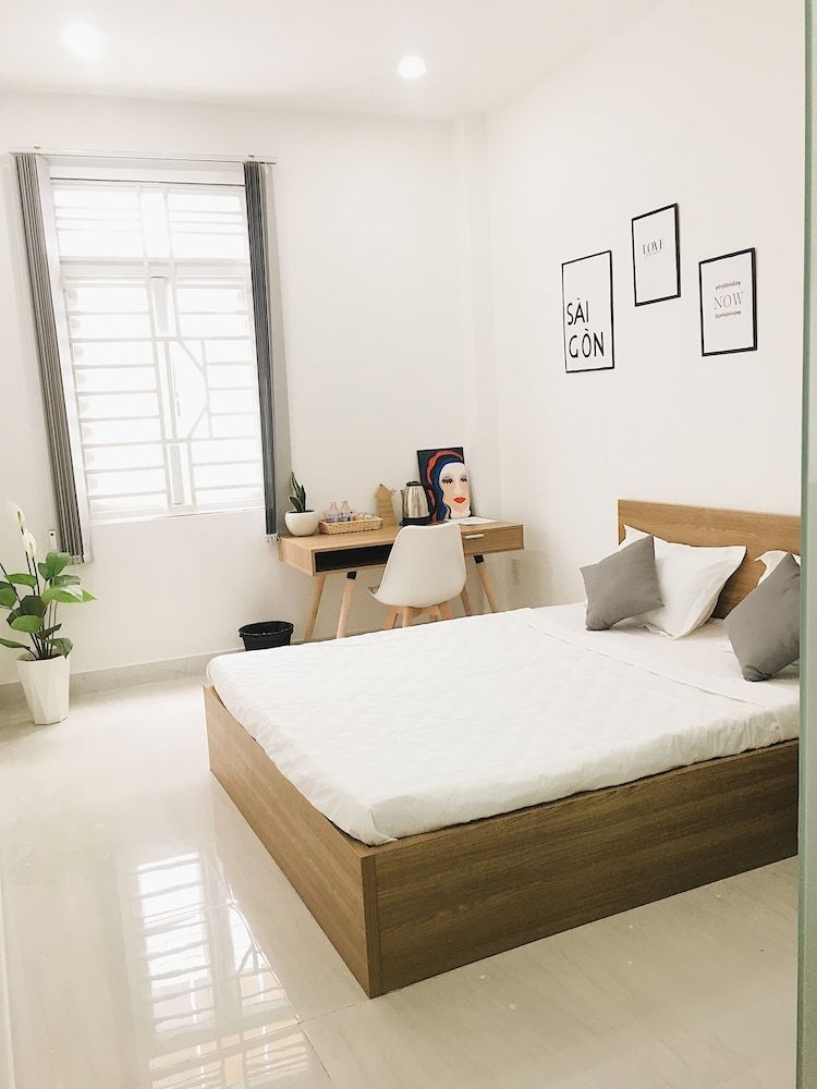 Hello Saigon Homestay Deluxe Double Room, 1 Queen Bed 3