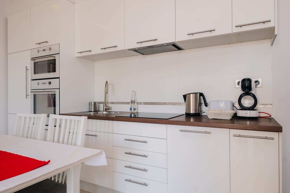 undefined Modern Apartment Across the Ponds 8