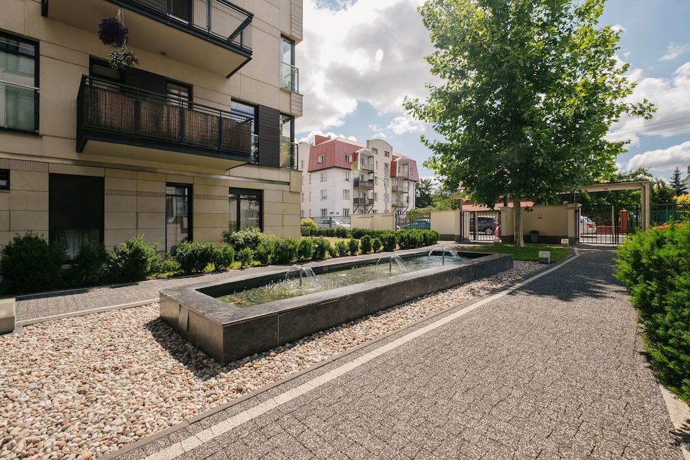 undefined Modern Apartment Across the Ponds 4