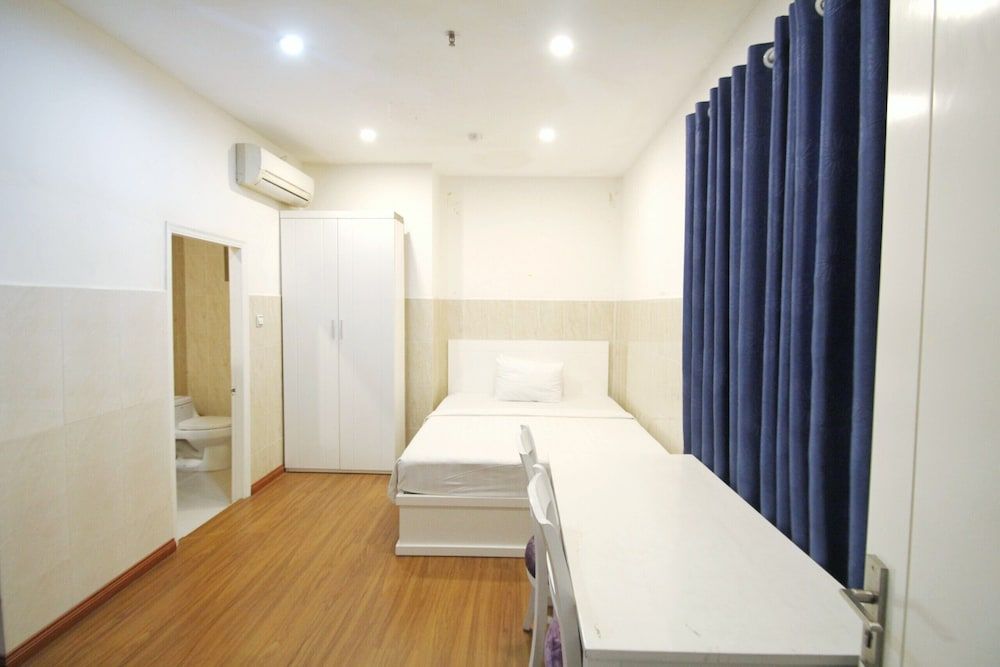 undefined Queen Central Hotel 2 2