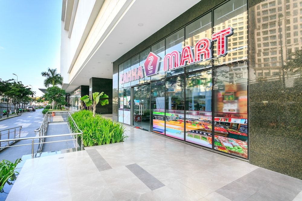 undefined Justay Rivergate Center 7