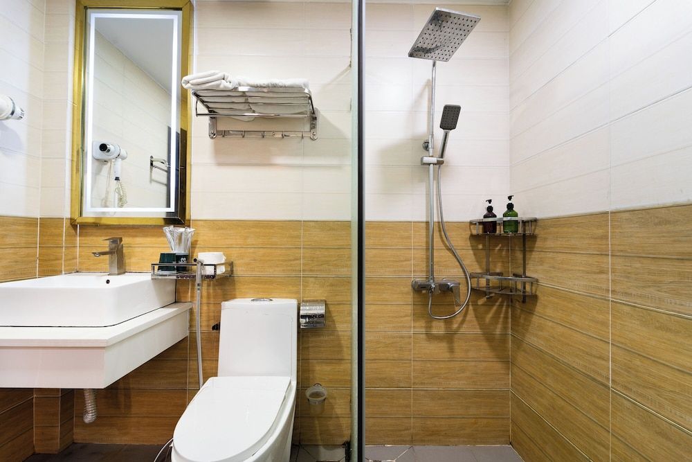 Collection O Havana Airport Hotel Superior Triple Room 9