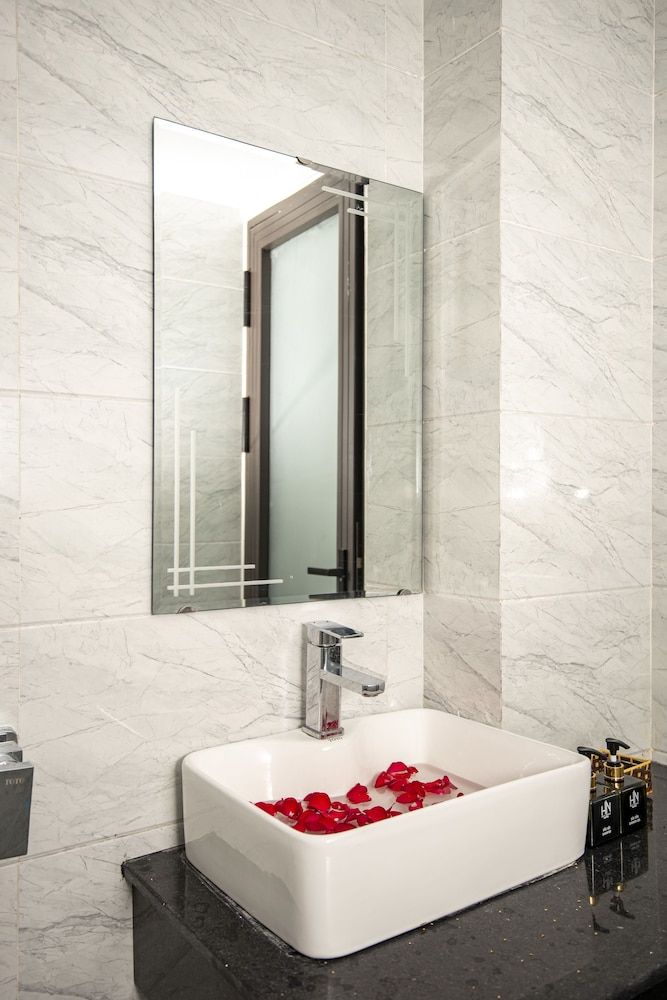 Huy Ngoc Hotel Deluxe Twin Room 4