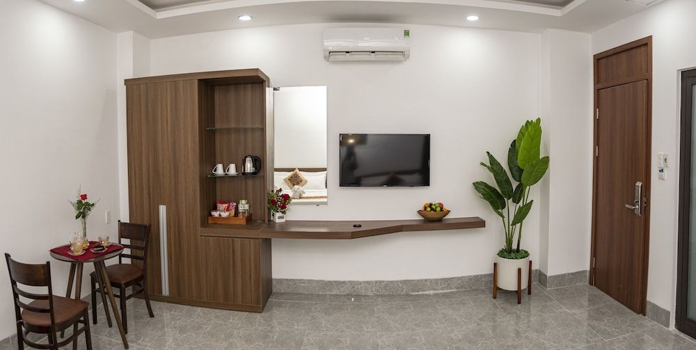 Huy Ngoc Hotel Family Room 5