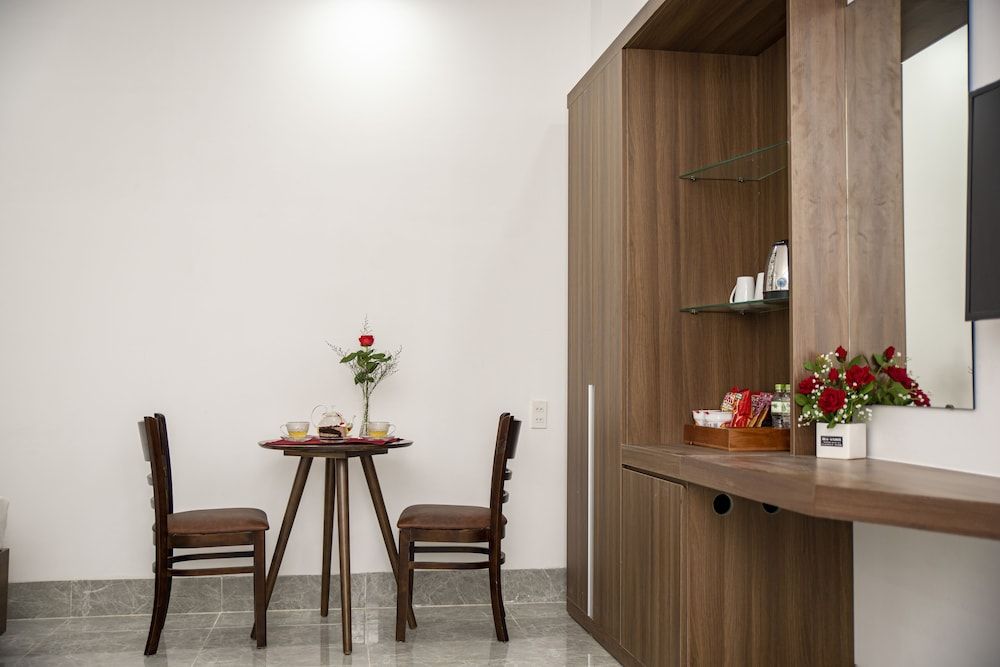 Huy Ngoc Hotel Family Room 4