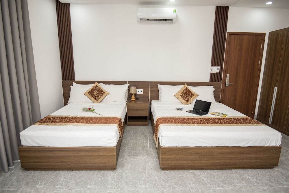 Huy Ngoc Hotel Deluxe Twin Room 6