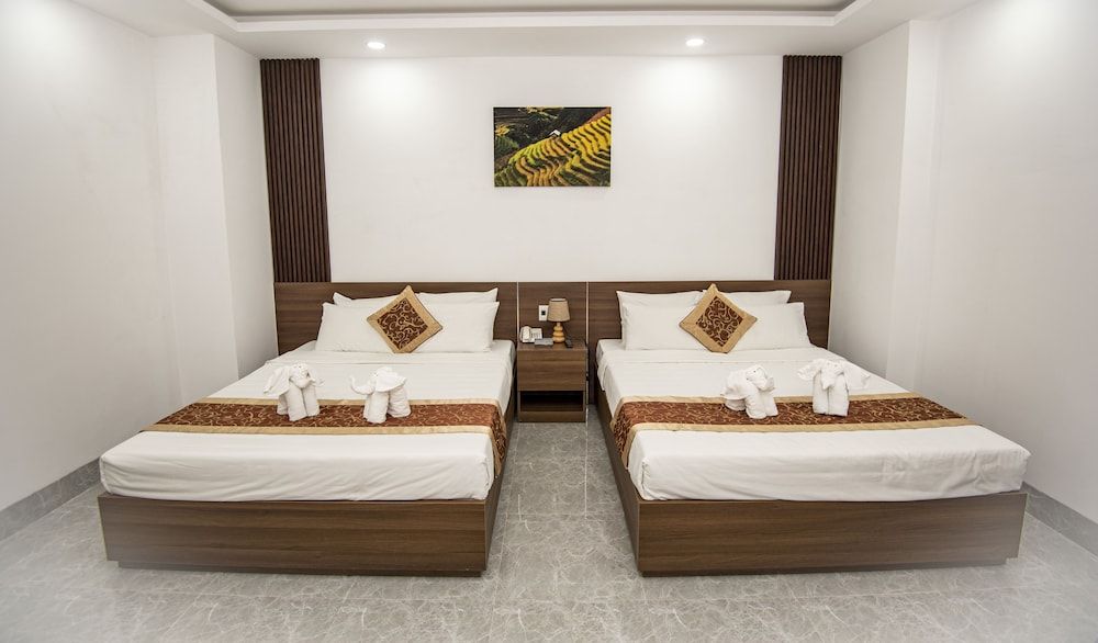 Huy Ngoc Hotel Family Room 2