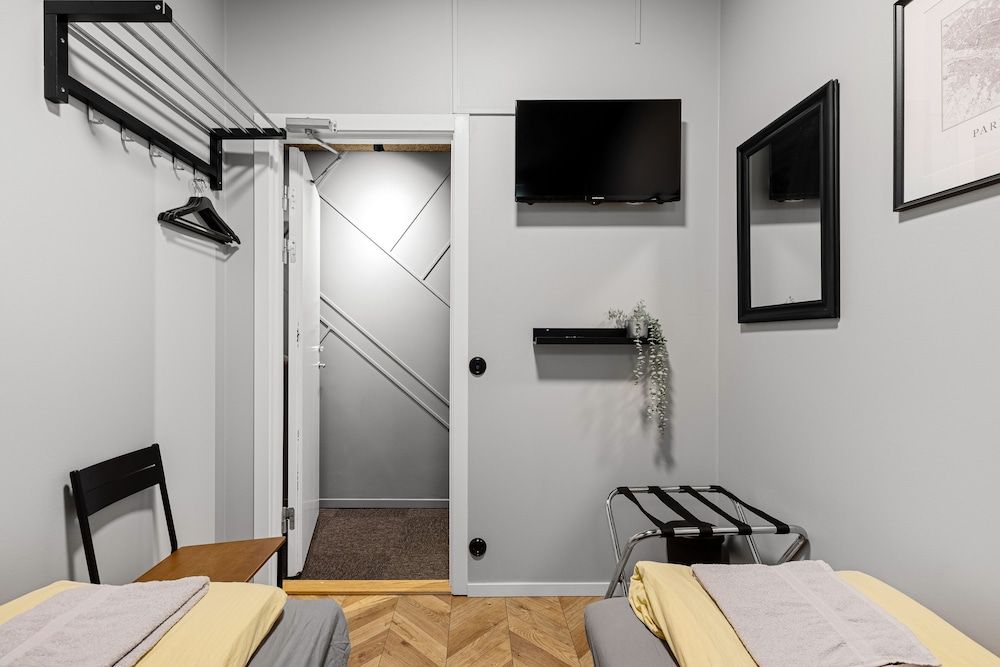 Kallhällsbaden Vandrarhem - Hostel Basic Double Room, 2 Twin Beds 3