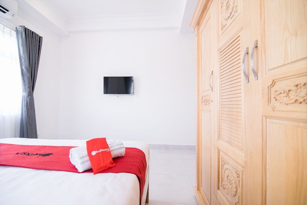 RedDoorz Plus near Gia Dinh Park Superior Room 4