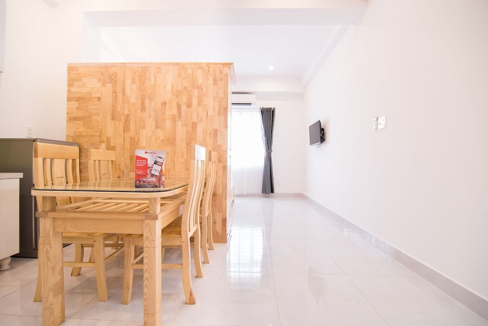 RedDoorz Plus near Gia Dinh Park Superior Room 5