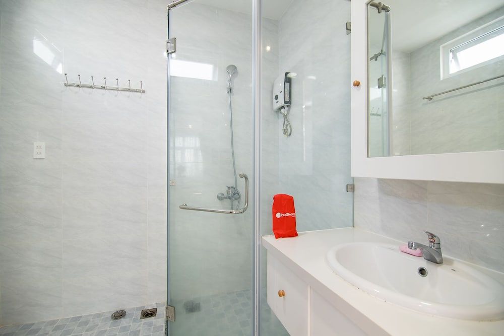 RedDoorz Plus near Gia Dinh Park Superior Room 11