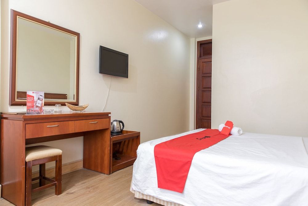 RedDoorz near My Dinh Bus Station 2 Superior Double Room