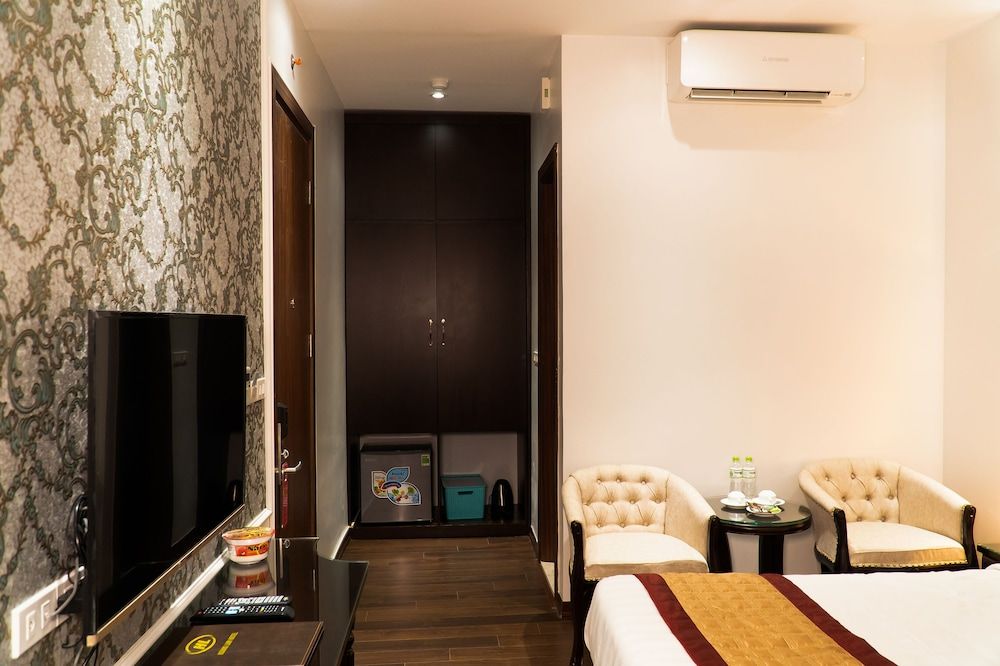 undefined AHA Khach San Hoang Lam 8