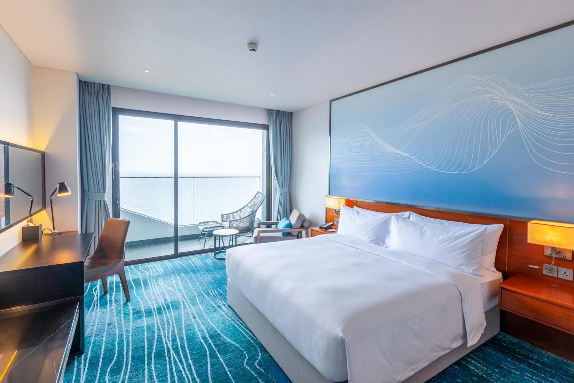 KING DELUXE ROOM OCEAN VIEW WITH BALCONY