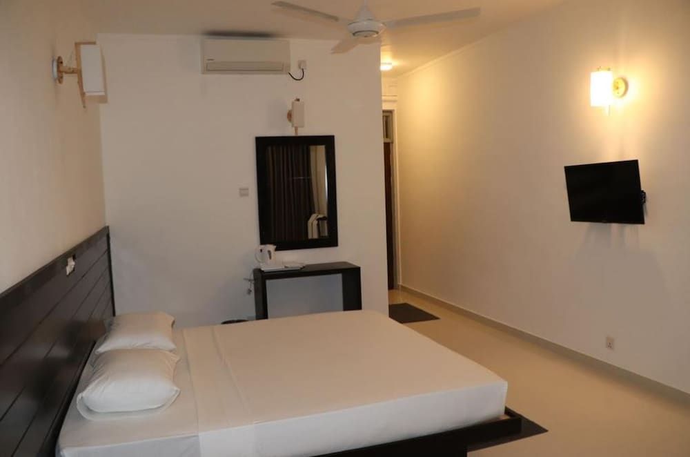 Rest House Tangalle Deluxe Double or Twin Room 3
