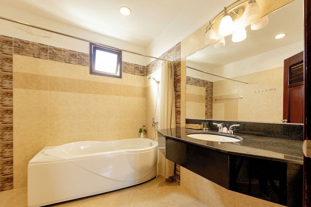 Hung Phong Hotel Deluxe Double Bathtub City View 8
