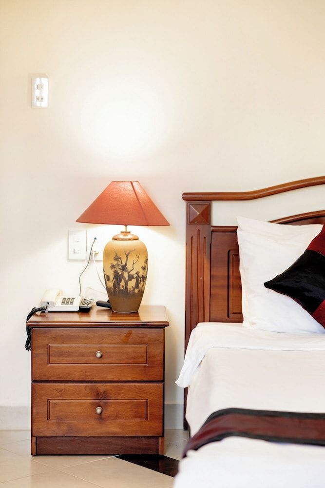 Hung Phong Hotel Deluxe Double Bathtub City View 5