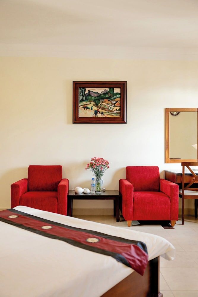 Hung Phong Hotel Deluxe Double Bathtub City View 6