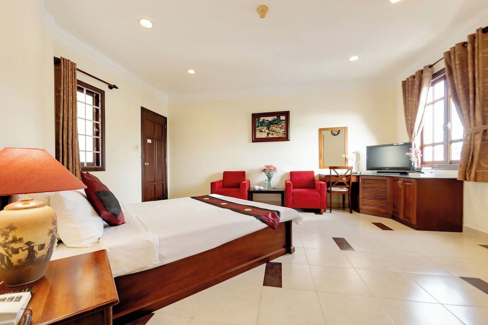 Hung Phong Hotel Deluxe Double Bathtub City View 3