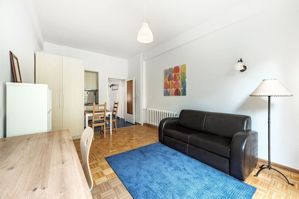 undefined Friends Avenue Apartment 7