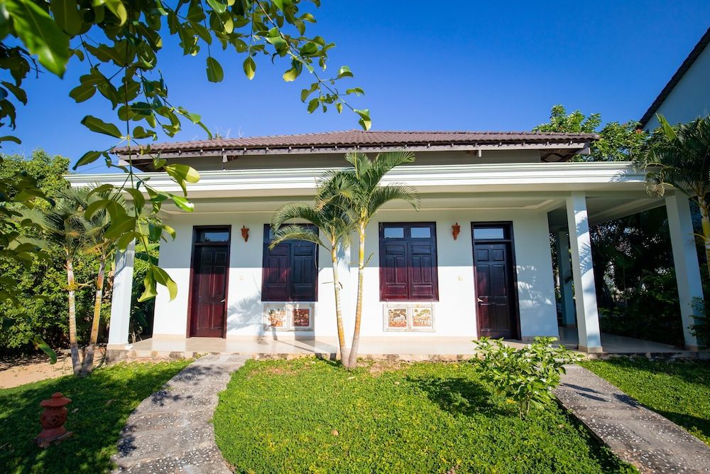 undefined Hoang Bach Resrot 2