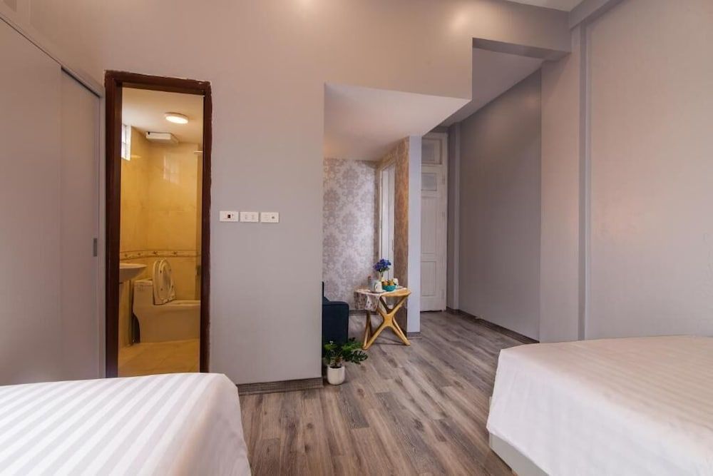 undefined The Art - Hung Viet near Truc Bach lake 6